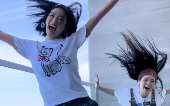 “俩小疯子” 231207 XG