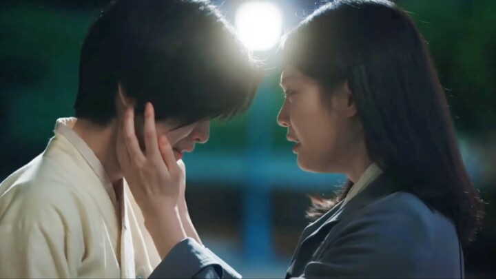 “Bạn khóc gì vậy?” “Cảnh hôn của tụi mình đều bị cắt hết rồi, còn hỏi mình khóc gì nữa?” Hahaha, biê