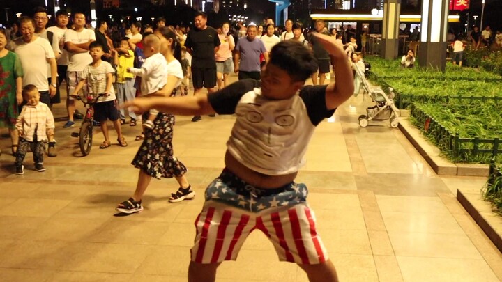 [Don’t Be Shy Challenge] How many people will stop to watch if I dance the “Macho Version” of New Tr