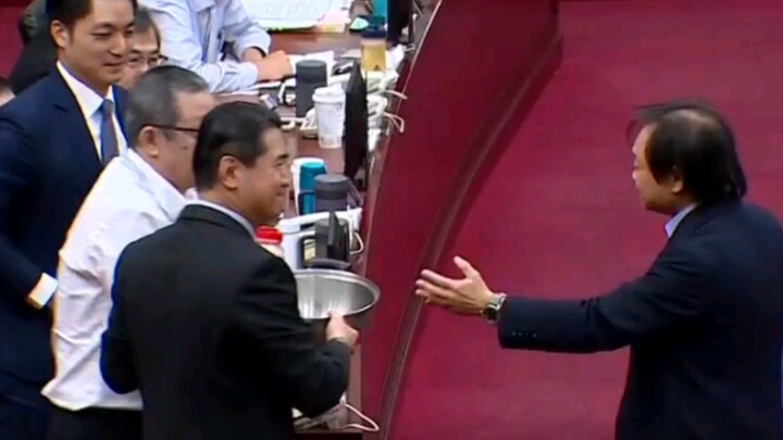 [บันทึกการมอบของขวัญของหวังซื่อเจียน #3] มอบหม้อและข้าวให้กับนายกเทศมนตรี เพื่อให้นายกเข้าไปประจำการ