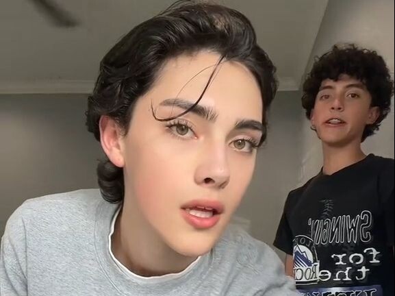Adik laki-laki straight Alec mendandani kakak laki-lakinya yang sangat tampan, Aiden
