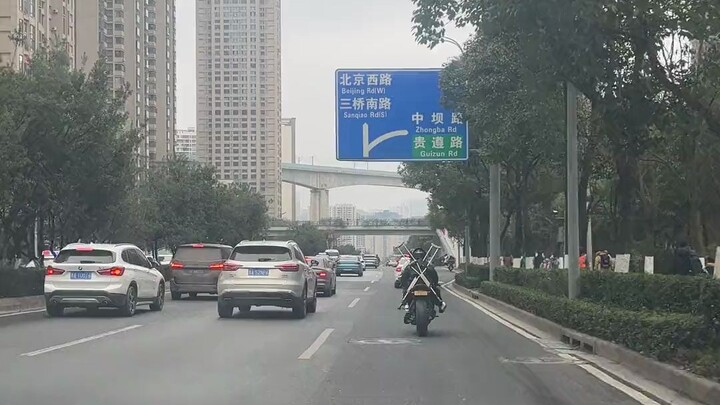 Tinh thần hiệp sĩ, đôi chân nhỏ chẳng biết đặt đâu cho vừa
