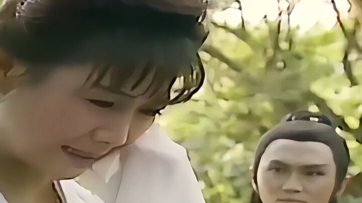 Every day, the woman fans her husband's grave with a wind fan; only when the fresh grave turns into 