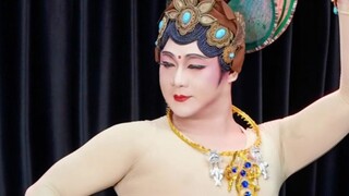 เมื่อข้าพเจ้าเต้นรำในวัง ข้าพเจ้าคงมีอาวุธซ่อนอยู่ในท้อง