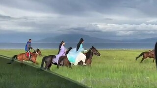 经典再现！车友驾车经过赛里木湖，被穿古装的骑马小姐姐惊艳到