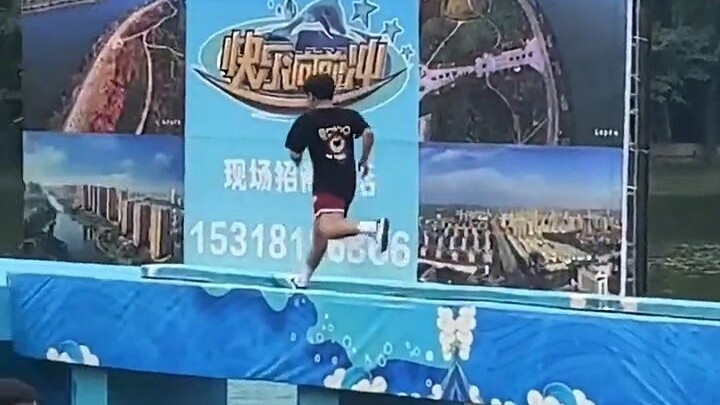 الطريقة التي سقطت بها في الماء لم أكن لأتوقعها مطلقًا!