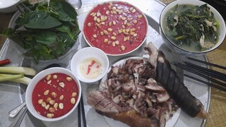 lê toàn ngồi xem thánh nữ ăn tiết canh chó tỏi cho quá hấp dẫn.