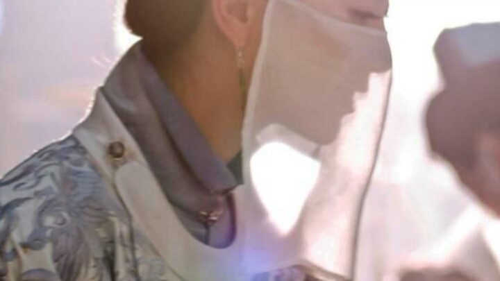 What the hell! Who is the stylist for this show? Get out and get a job! The costume drama needs him!