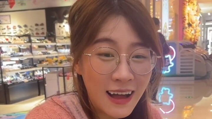 When guys put on button-fly pants, do women go wild? Let’s find out today!