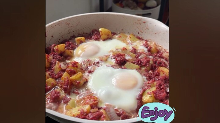 Cornbeef With Potato And Sunny-Side Up
