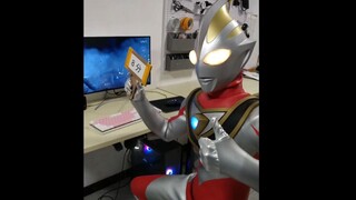 Ultraman này đeo tai nghe thì được