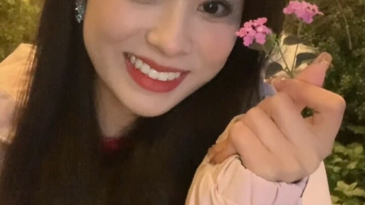 اليوم هو بداية الربيع: “التأسيس” يعني البداية، و”الربيع” يعني الأمل. أتمنى لصديقتي العزيزة حياةً تُع