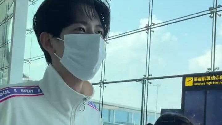 المعلّم غان وانغ شينغ لم يسمح له بالعودة إلى المدرسة مؤقتًا، هههه، ما زال خائفًا من أن يتسبب ذلك في 