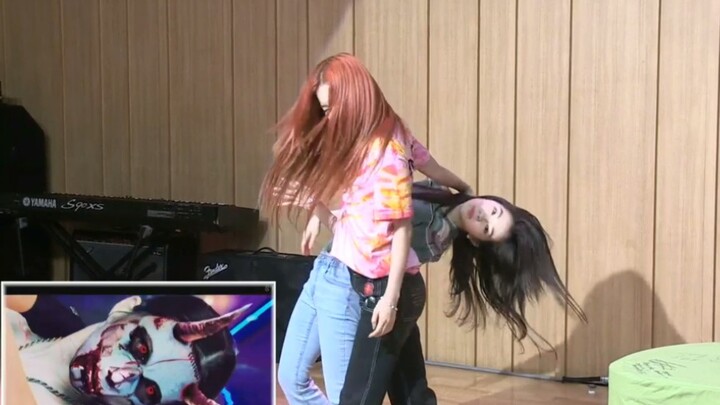 Red Velvet's Irene & Seulgi subunit makes their debut performance of "Monster"