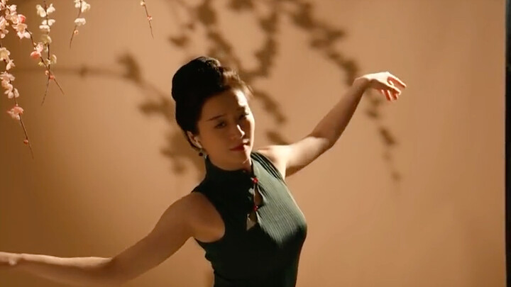 Wearing a slit cheongsam and dancing in Chinese style equals Chinese beauty.