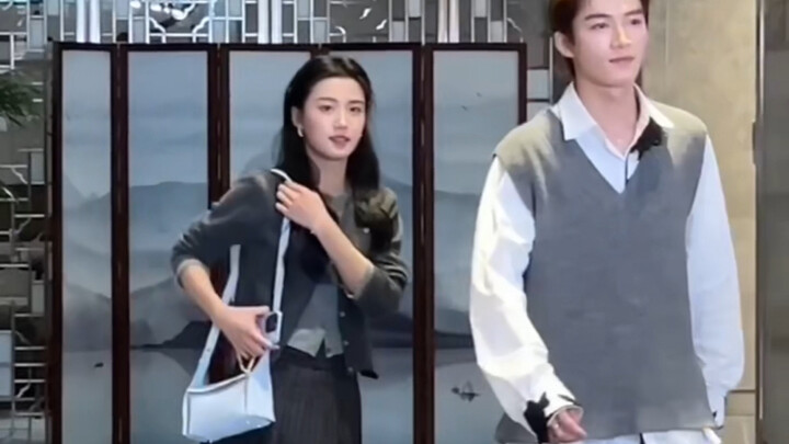 Lu Yuxiao saat berjalan sudah tidak terlihat seperti penguin kecil lagi!