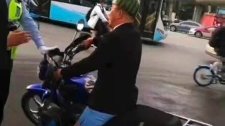 Cảnh sát giao thông: Đôi khi tôi thực sự muốn gọi cảnh sát.