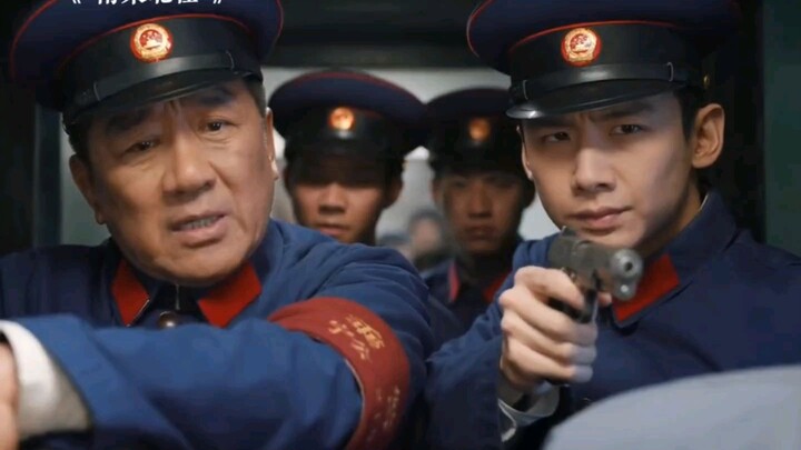 Cảnh sát kỳ cựu dùng biệt ngữ khôn khéo, không một vết thương mà hạ gục băng nhóm thổ phỉ!
