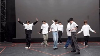 Everyone is holding back their laughter to avoid thunder. Hahahahaha. It's really funny to see Xiao 