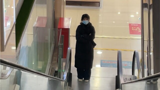 上电梯忘牵她手了