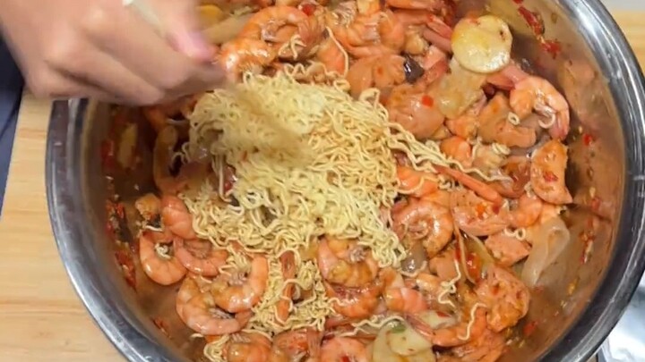 Delapan orang makan, enam orang kabur
