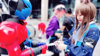 The Swordsman Tower turned into a Kamen Rider at the comic exhibition and was beaten by the wall