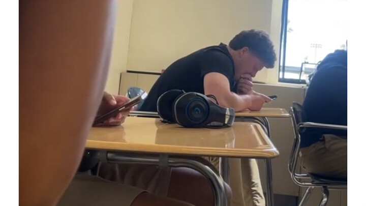 Bareng bro di kelas adu siapa yang teriak lebih kencang