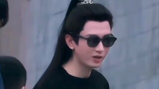 这视频我能看一天笑一天，傻了傻了，这古代发型和现代的眼镜在他脸上一点也不突兀