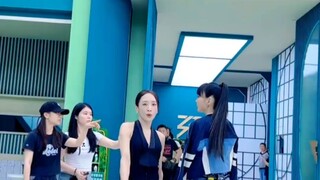 【Zheng Nicole】Sister Xie Jinyan shares behind-the-scenes footage from the shaking video, an informal