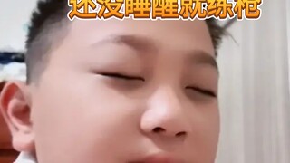 小烧饼:网瘾的父亲，哑巴的妈，暴力的姐姐，和破碎的我。父母在外浪了一天，吃香的喝辣的，小烧饼只能在家吃外卖