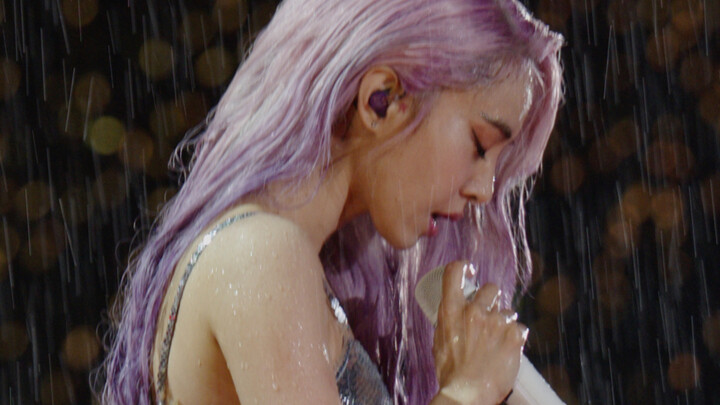 Jolin Tsai sings "Compromise" in the heavy rain, which is so fatalistic! She looks like a mermaid.