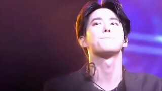 Lấy độ hot của người khác để kiếm tiền cho mình, cũng không tự xem bản thân có xứng đáng không, toàn