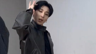 文钟业｜穿着那条让人超想摸大腿的性感破洞裤跳Be Mine(///▽///)