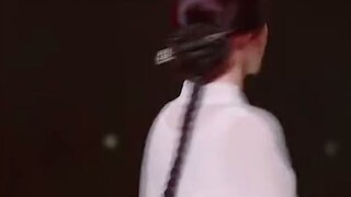 虽然艳丽也美，但是素雅真的好适合她，清水出芙蓉，悠悠白丁香