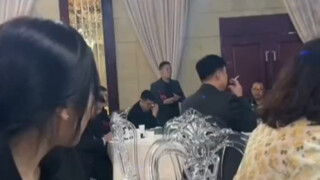 Cha cô dâu: Thằng bé giỏi lắm! Cha chú rể: Thằng bé giỏi lắm!