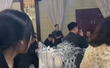 新娘父亲：好小子！ 新郎父亲：好小子！