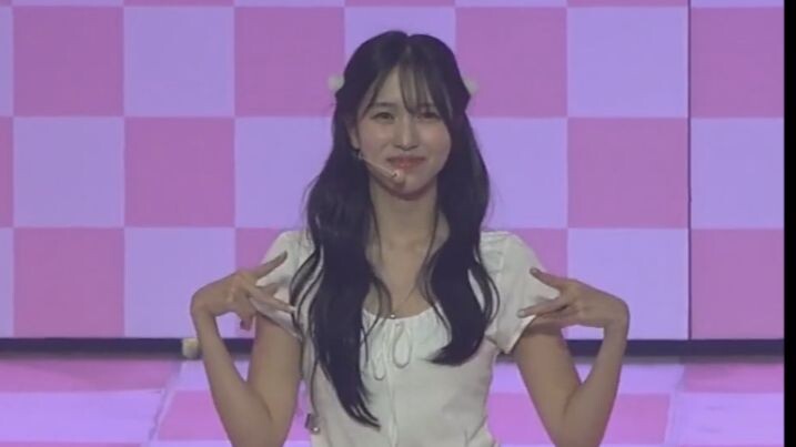 Watch Mina effortlessly perform dance cuts from various girl groups in one go.