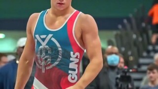 هناك مَنْ يحمل سلاحًا على المسرح للعرض، سارعوا باستدعاء الحكم!