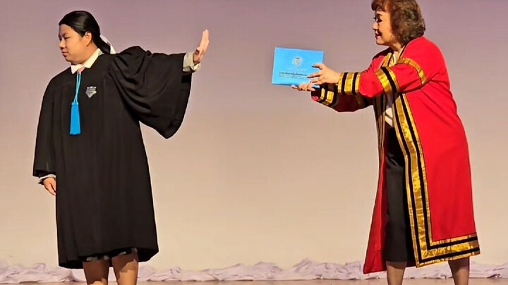 Hilarious! Is this how they hand out diplomas in Thailand? Hahaha!