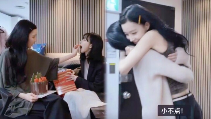Đoạn video Liu Zhimin đến thăm trường quay của Dongdong thực sự tràn ngập cảm giác thân thuộc như ng
