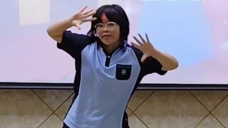 นักเรียนที่ขาดเรียนช่วงพักทั้งวันแสดงพฤติกรรมหยาบคายต่อหน้าเพื่อนร่วมชั้นทั้งชั้น