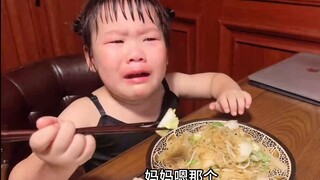 แม่ทำอาหารได้แย่มากจนลูกสาวทนไม่ไหวต้องร้องไห้ และผมหน้าม้าของเธอก็กลายเป็นบาร์โค้ด!