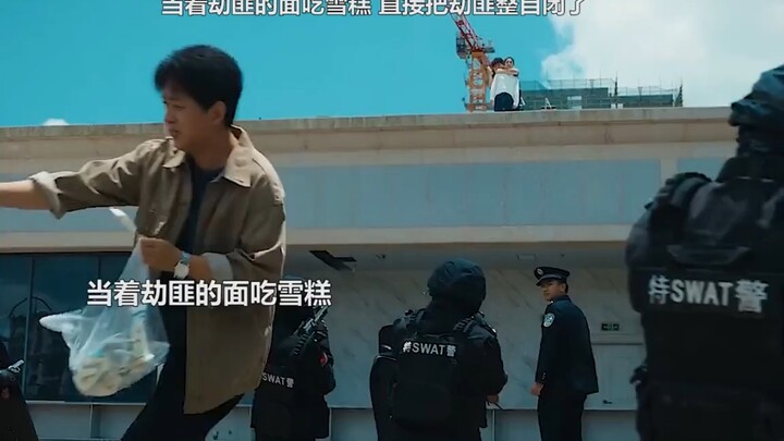 Eating an ice cream right in front of the robber totally shut him down—hilarious!