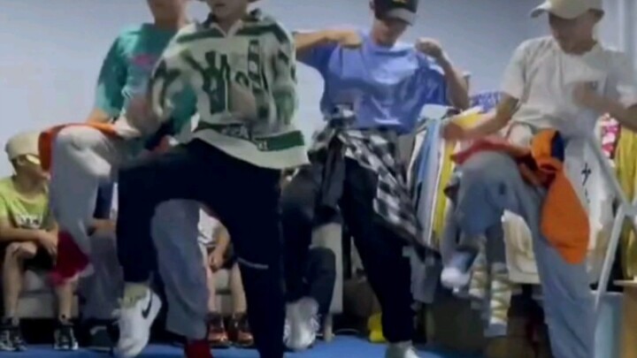 รวมวิดีโอมวยเส้าหลินเจ็ดหนุ่มน้อย ฮังซินและฉีฉีมีพรสวรรค์อยู่ในตัวเล็กน้อย