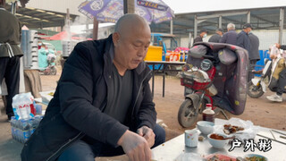 Shandong's morning market liquor stall: the father and his two daughters are all "wine gods." The po