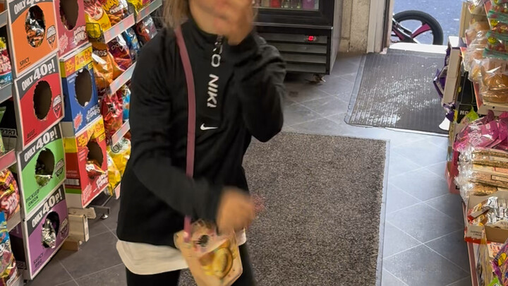 Putri kecil semua orang kembali lagi! Daisy!