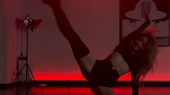 High heel acrobat? ? ? I haven't danced for a long time. Come and see if my heels have improved.