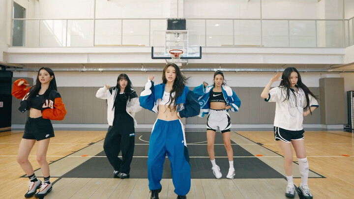 مثير جدًا! استوديو التدريب على الرقص لمجموعة MEOVV في MAMA 2025 يُكشف عنه للجمهور!