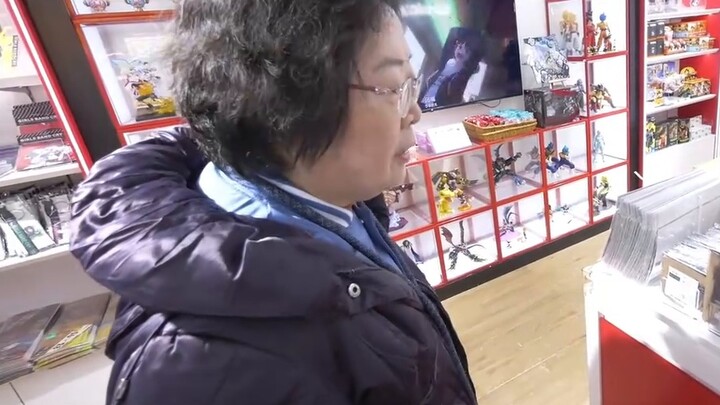 65-year-old man is shopping in the store, he is really hungry