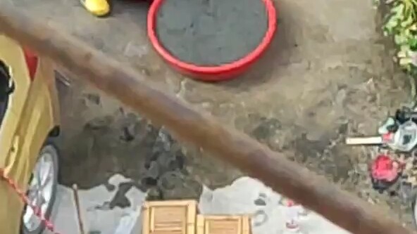 المسؤولون المختصون يفحصون الفحم المحترق في الطابق السفلي الآن لجمع الأدلة والتحقيق في سبب الحريق.